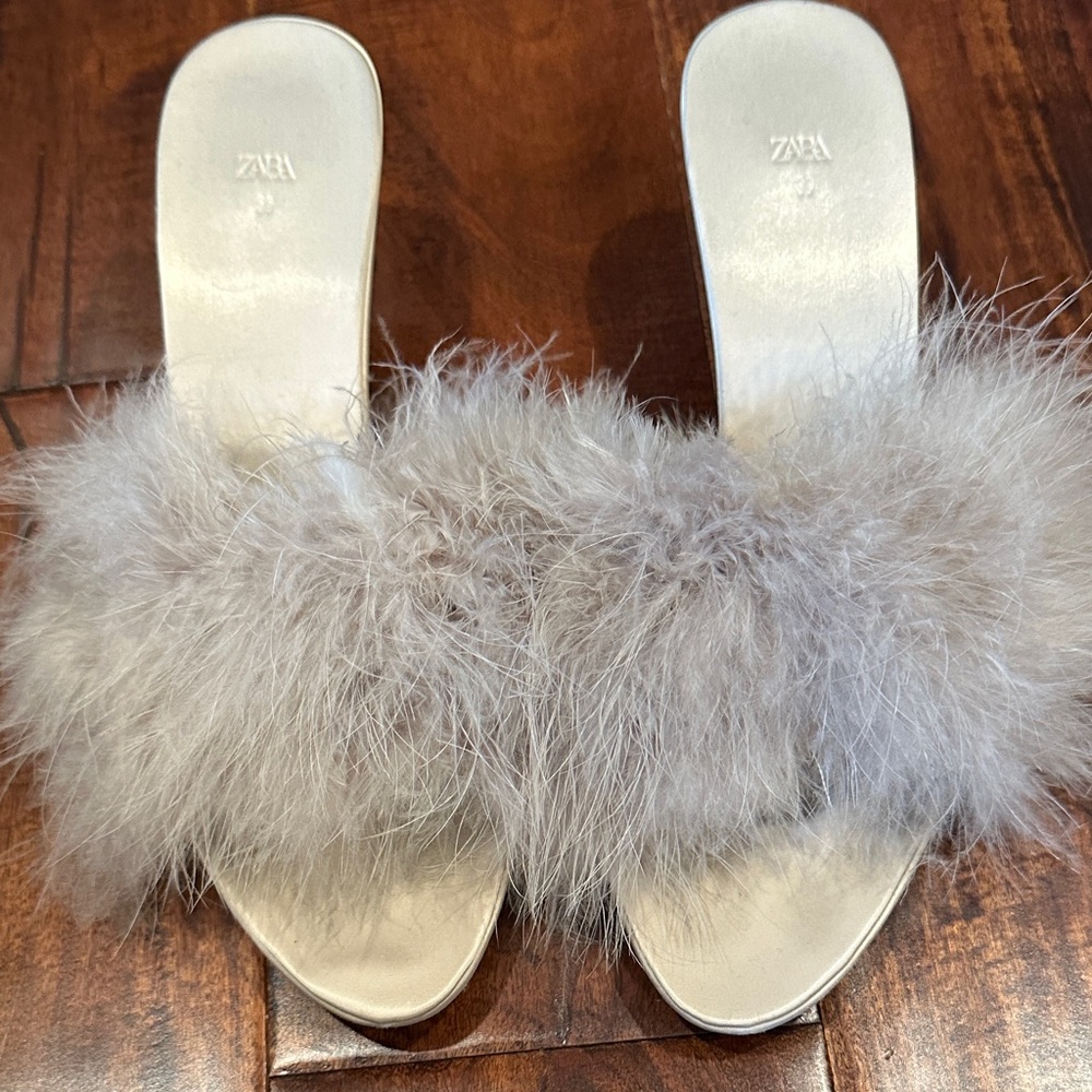 Zara Women's Fuzzy Gray Slippers